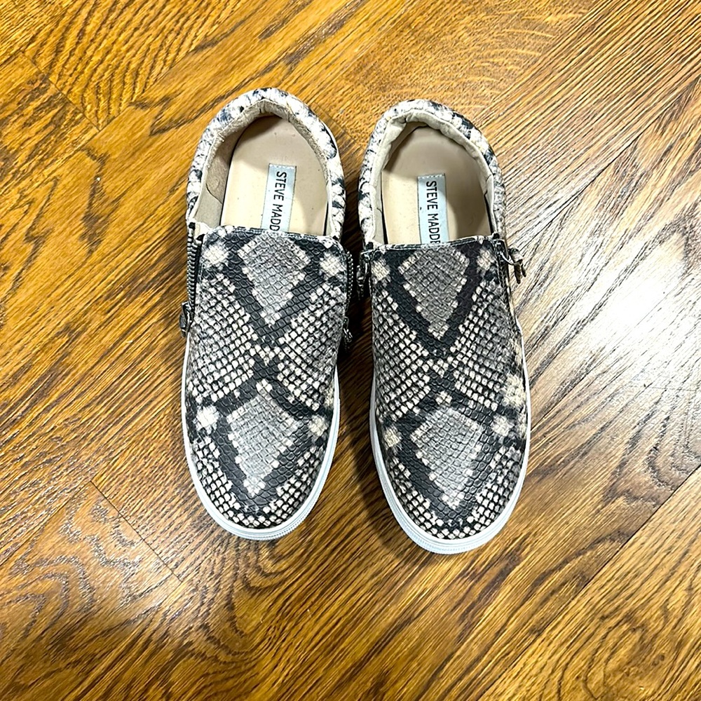 Steve Madden slip on shoe size 7.5 snake skin